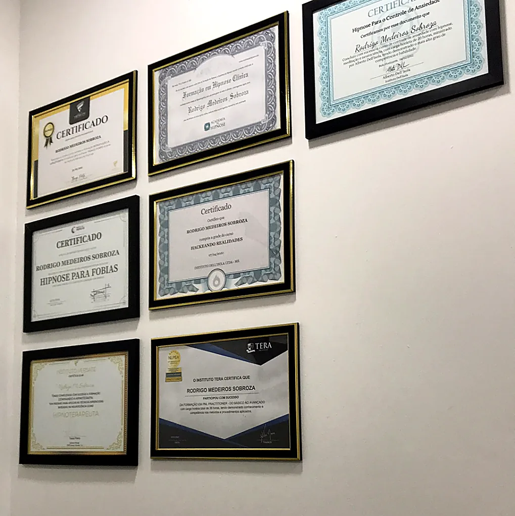 Parede de diplomas e certificações de Rodrigo M Sobroza